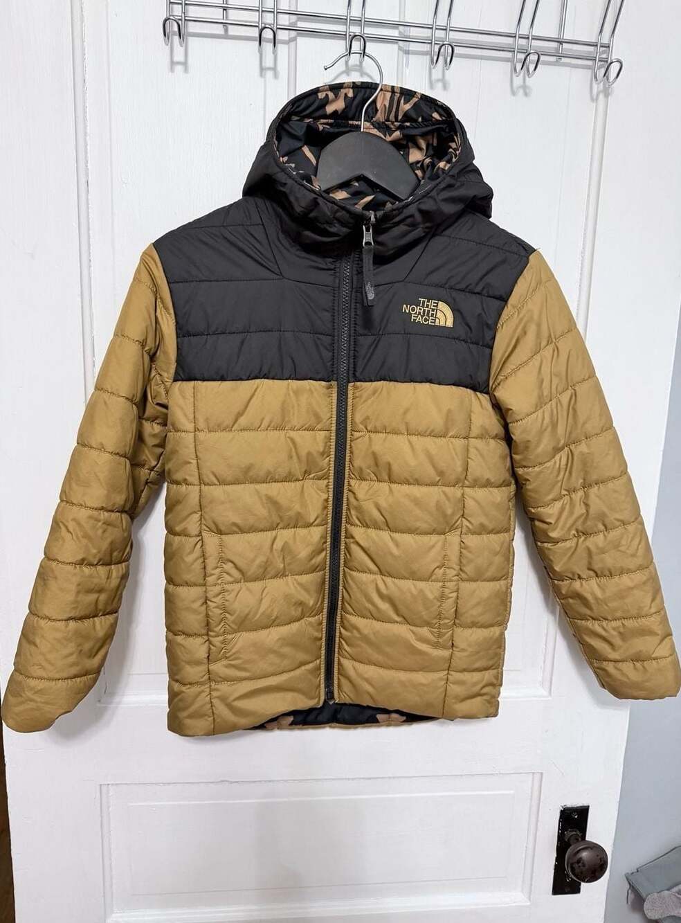 The North Face Kids Reversible Puffer Jacket in Black & British Khaki Patterned